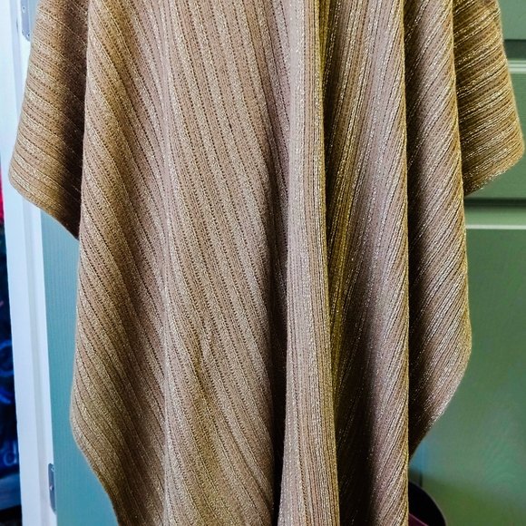 NWT JUST JAMIE SHIMMERING GOLD PONCHO SZ OS - Picture 7 of 7